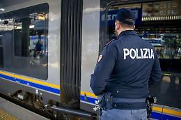 Giovane si sdraia sui binari dopo essere uscito dall’ospedale: treni bloccati