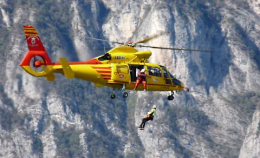 Travolti da una valanga mentre sciano: recuperati dal Soccorso Alpino