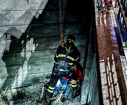 Drammatico salvataggio: uomo cade in acqua, recuperato dai Vigili del Fuoco