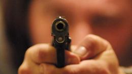 “Sono armato”, ma è un bluff: entra in banca con una pistola giocattolo