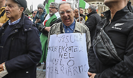 Bandiere dell'Europa in fiamme: la piazza contesta il piano di guerra


