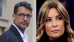 Fabrizio Corona sul palco mima un atto sessuale con Selvaggia Lucarelli (VIDEO)