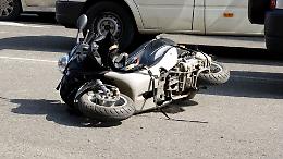 Sfreccia a tutta velocità con uno scooter rubato e si schianta: denunciato un trentenne a Serravalle