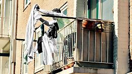 Asti, cede la ringhiera: donna precipita dal balcone mentre stende i panni
