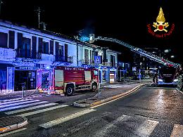 Incendio in Corso Susa a Rivoli: Vigili del Fuoco al lavoro per domare le fiamme
