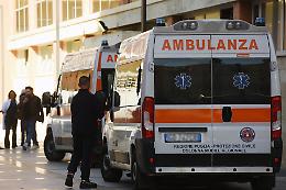 Uomo accoltellato in un bar del centro: è grave
