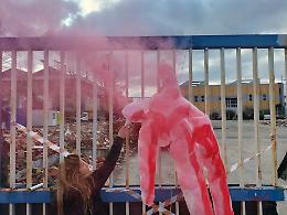 Blitz al cantiere della Città dell’aerospazio: manichino insanguinato, fumogeni e proteste contro il polo bellico