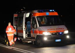 Auto si ribalta in tangenziale: un ferito, traffico in tilt