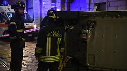 Scontro tra due auto in corso Ferraris, una donna ferita e traffico bloccato per ore
