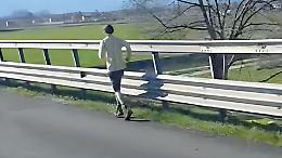 Corre in tangenziale a Torino: il video diventa virale (VIDEO)