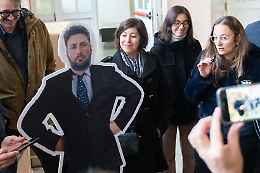 Una sagoma per amico. A Palazzo Lascaris va in scena la "sanità cartonato"