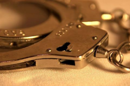 Viola il divieto di avvicinamento e passa la notte con la vittima: arrestato
