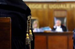 Aiuta uno studente per generosità, perde 120mila euro: a processo per truffa e stalking