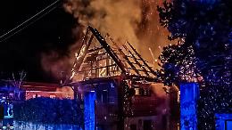 Incendio notturno distrugge abitazione in legno, comunità in allerta