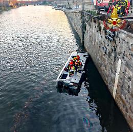 Pullman si inabissa nel Po: muore l’autista. Panico in centro a Torino