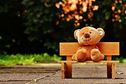 Favole e sogni: la notte dei pupazzi incanta i bambini della collina