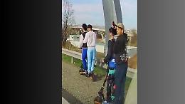 Incoscienti in monopattino: quattro giovani sfrecciano sul raccordo della Falchera a Torino (VIDEO)