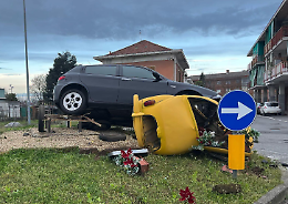 Schianto all’alba: travolge la rotonda e distrugge la Topolino-fioriera