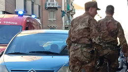 Spacciatore fugge sui tetti: polizia, pompieri ed esercito per fermarlo