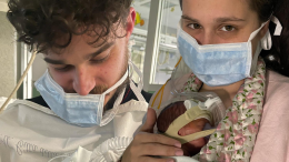 Non doveva sopravvivere. Ora stringe sua figlia tra le braccia...