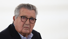 Rubano la faccia a De Benedetti per fregarti i soldi su WhatsApp
