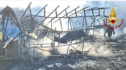 Inferno tra le roulotte: incendio devasta campeggio ai piedi del Mottarone