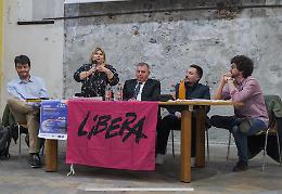 “Chi denuncia muore, chi tace si sporca le mani”