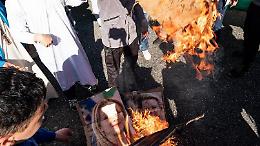 Bruciate le foto di Meloni e Von der Leyen, l’odio incendia le piazze