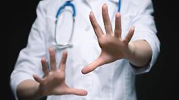 “O salvi mia madre o muori”: pistola alla testa del medico del 118