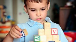 Autismo, mezzo milione di minori dimenticati tra leggi disattese e cure negate