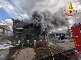Incendio a Settimo Torinese in via Milano: nube nera sopra la città (VIDEO)