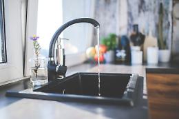 Acqua, il bene primario che pesa come un lusso: bollette alle stelle, +10% in un anno