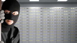 Il giallo delle Spille d’Oro Olivetti rubate: colpo da 15 mila euro in una banca di Ivrea