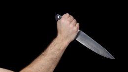 Accoltella la moglie davanti alla figlia: arrestato
