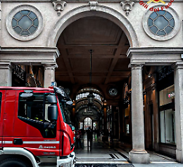 Incendio nella Galleria San Federico, fumo e paura vicino al cinema Lux