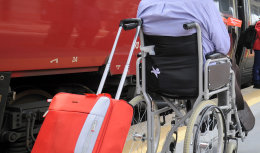 Botte in stazione a un disabile e al suo accompagnatore per rubargli telefono e soldi
