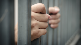 Ivrea, carcere allo sbando: detenuti incendiano, aggrediscono e mandano in ospedale cinque agenti