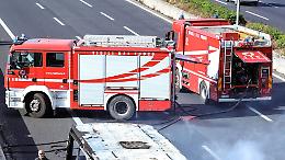 Auto ibrida in fiamme sulla SS11 a Rondissone: paura ma nessun ferito
