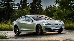 Scontro tra scooter e Tesla a Torino: ferito un giovane centauro