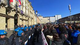 Studenti in piazza contro il riarmo: rabbia, simboli bruciati e la richiesta di un futuro diverso