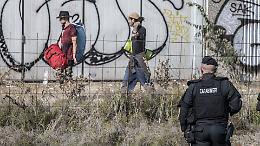 Caluso, ruspe contro il degrado: accampamento smantellato, migranti cacciati dall’ex zona industriale