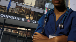 Morì due settimane dopo l'incidente e tre volte in pronto soccorso: a processo medico dell'ospedale di Chivasso
