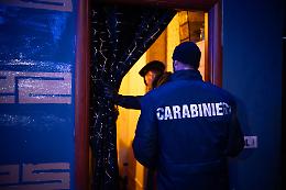 Giallo in cascina: corpo mummificato tra bottiglie vuote. Domani la TAC decisiva