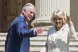 Vacanze italiane per Re Carlo e Camilla: tra passerelle istituzionali e ricordi di guerra