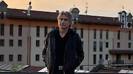 Cosa ci fa Ligabue sui tetti di Torino? Il rocker torna “in giro” e scatena i fan