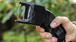 Torino, camionista ubriaco aggredisce i carabinieri: fermato con il taser in via Borgaro