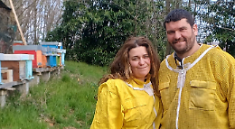 A passo d’ape: la scelta coraggiosa di cambiare vita e inseguire un sogno tra i boschi