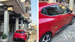Calcinacci crollano da un balcone su un’auto: paura in centro paese