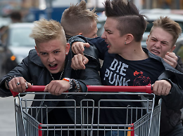 Baby vandali shock: rubano il carrello dal supermercato e danneggiano le auto parcheggiate in paese!