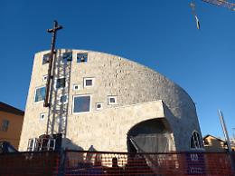 Dove la fede incontra il territorio: consacrata una nuova chiesa firmata Isolarchitetti